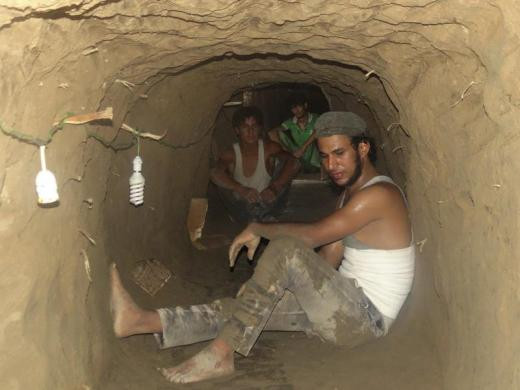 Không chỉ trở thành nơi trú ẩn của phiến quân Syria, các hang động còn trở thành "ngôi nhà mới" của nhiều dân thường. Trong ảnh là 3 người đàn ông Syria ngồi nghỉ sau những giờ miệt mài đào hầm và hang trú ẩn sau trong lòng núi ở Deir al-Zor ngày 14/10.