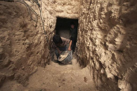 Trẻ em Syria cũng tham gia vào việc đào hầm, hang trú ẩn trong lòng đất.