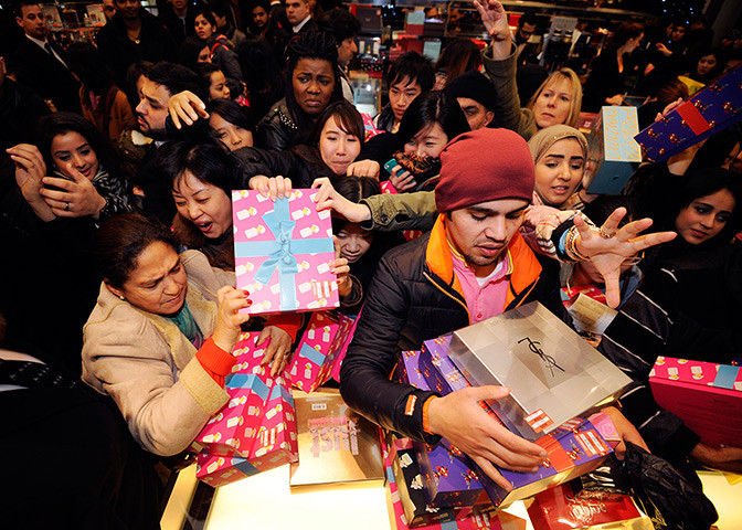 Trong ảnh là cảnh tranh cướp mua hàng ở Selfridges, London.