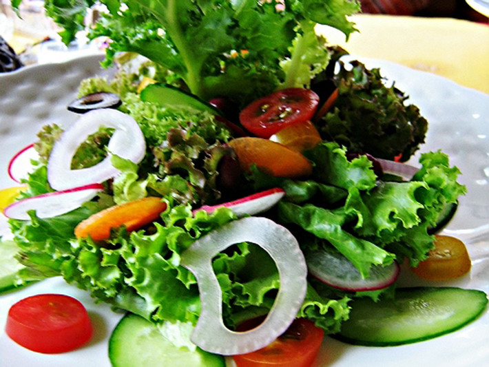 Để đảm bảo sức khỏe, bạn nên tập luyện điều độ, ăn uống lành mạnh bằng cách tránh đồ ăn nhanh và tăng cường tiêu thụ các loại rau xanh và trái cây hàng ngày.