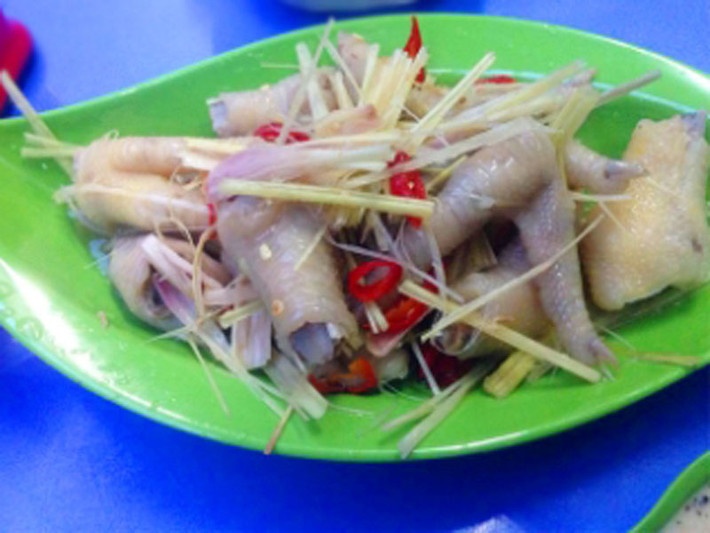 Chân gà sả ớt. Chân gà sả ớt rất đáng thưởng thức. Để làm món này, những miếng chân gà được chặt khúc căng mẩy, phủ bên trên là sả đập giập và ớt thái nhỏ. Sau đó, chân gà được hấp chín, trộn sả, ớt cùng sốt chua ngọt, ăn khá giống vị nộm nhưng thơm ngon đặc biệt.