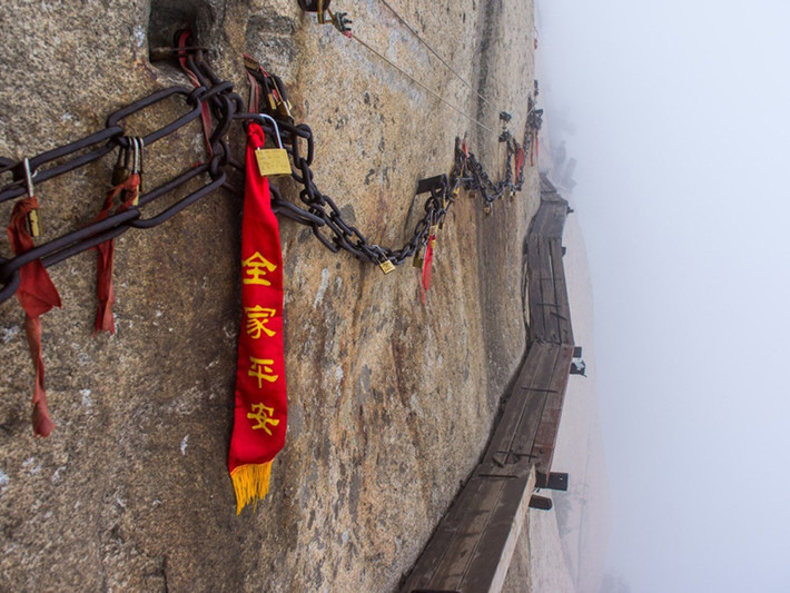 Trà Quán Huashan (Trung Quốc). Không chọn vị trí đắc địa trên các khu phố lớn, Trà Quán Huashan nằm trên đỉnh núi Huashan. Có lẽ, khách hàng của quán chủ yếu là những người ưa mạo hiểm. Để thưởng thức chén trà, bạn phải vượt qua con đường ván gỗ bấp bênh thiết kế bám sát núi đá, nếu không can đảm, bạn có thể chóng mặt và đầu hàng trước khi chạm đích.