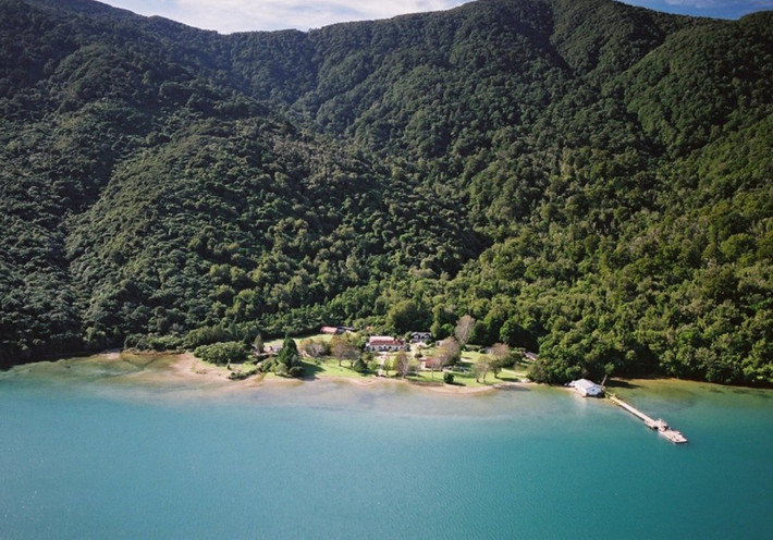 Nhà hàng Furneaux Lodge (New Zealand). Sự cô lập của nhà hàng không phải là nhược điểm của Furneaux Lodge. Trái lại, nó là điểm nhấn khiến du khách cảm thấy thích thú khi được đắm mình vào vùng núi hoang sơ, được tận hưởng không khí trong lành khi tản bộ hoặc leo núi.