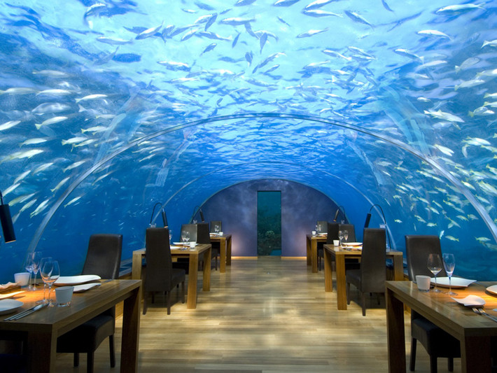 Christians Café (Đảo Pitcairn). Đảo Pitcairn được xem là nơi ít dân cư nhất thế giới. Nó cũng là địa điểm khó có thể thăm quan. Nằm ở Nam Thái Bình Dương, người dân chỉ có thể ghé thăm nơi này bằng cách đi thuyền. Thậm chí, để cập bến, thực khách còn bị thách thức bởi những vách núi dựng đứng sắc nhọn.