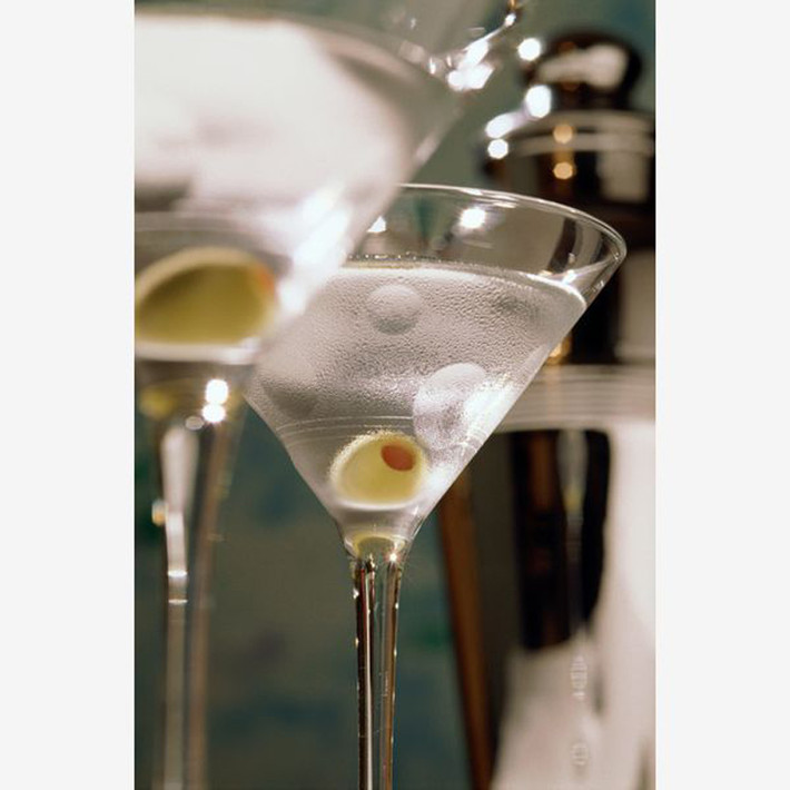 Martini. Có nhiều công thức khác nhau để sáng tạo nên martini. Nhìn chung, đến cuối những năm 1800, martini chủ yếu được chế biến từ một nửa gin và vermouth. Dần dà, lượng gin được tăng lên trong khi vị vermouth bị cắt giảm. Martini có thể được biến tấu cùng với vỏ chanh, ô liu hoặc thậm chí là ớt.