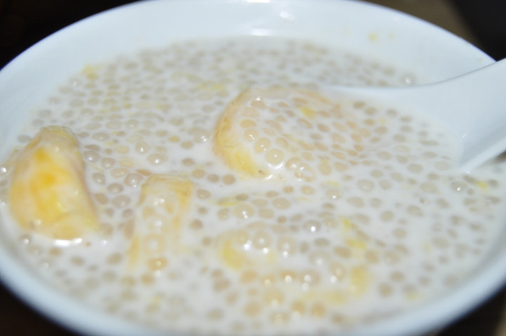Chè chuối - 31 Đào Duy Từ (15.000 đồng/bát). Không chỉ được ưa chuộng trong những ngày hè, chè chuối được thưởng thức quanh năm. Khi ăn, chè có vị dẻo ngọt đặc trưng của trái chuối chín cùng vị thơm, béo của nước cốt dừa hoặc vị bùi bùi của đậu phộng rang, man mát của trân châu, bột báng…
