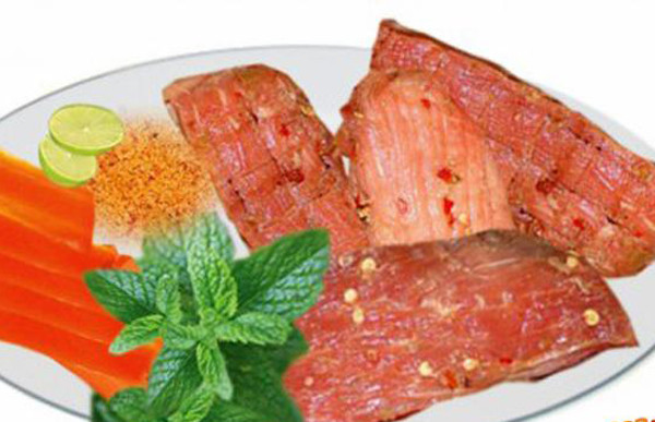 Thịt sau khi thái được ướp với các loại gia vị như đường, muối, bột nêm, ớt trái giã nhỏ, vừng… Đây được xem là khâu quan trọng nhất, đòi hỏi sự tinh tế của người đầu bếp. Nếu ướp quá tay, thịt sẽ bị mặn trong khi ướp nhạt, bò không thấm đủ gia vị, nhanh hỏng, khó để lâu.