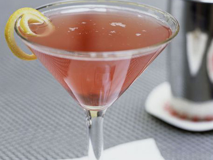 Cosmopolitan. Đồ uống này xuất hiện từ năm 1979. Nó là sự kết hợp tuyệt hảo của citron chanh tươi, vodka, nước ép quả việt quất cùng một chút vỏ quýt để tạo mùi hương tự nhiên.