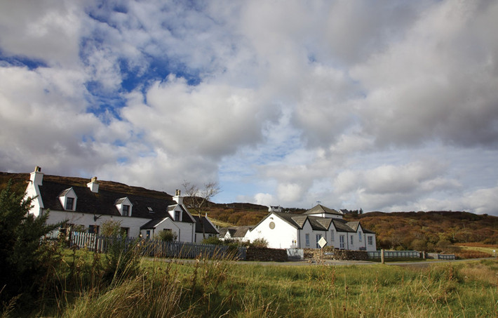 Nhà hàng Ba ống khói (Scotland). Cho đến nay, Nhà hàng Ba ống khói nằm trên đảo Isle được hơn ba mươi năm và nó thực sự khó khăn để tiếp cận. Để đến đây, bạn phải bắt chuyến bay kéo dài sáu tiếng đồng hồ rồi tiếp tục trải qua một chuyến phà. Vậy nhưng, công sức bạn bỏ ra là hoàn toàn xứng đáng. Nhà hàng Ba ống khói phục vụ nhiều món ăn địa phương và từng nhận nhiều giải thưởng tầm vóc quốc tế.