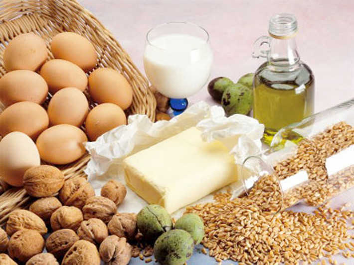 Duy trì chế độ ăn ít chất béo. Chế độ ăn uống lành mạnh không chỉ góp phần tăng cường sức khỏe tổng thể mà nó còn giúp làm giảm nguy cơ ung thư hiệu quả và đơn giản nhất. Các chuyên gia khuyên người bệnh tốt nhất nên lựa chọn đồ ăn ít chất béo, hoa quả và rau xanh cho mình.