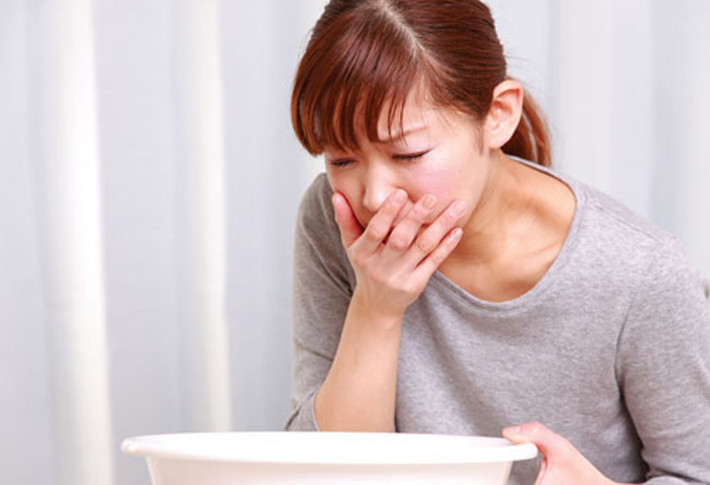 Hệ tiêu hóa. Căn bệnh ảnh hưởng đến sức khỏe tổng thể, trong đó có hệ tiêu hóa. Triệu chứng thường gặp gồm buồn nôn, nôn, chán ăn, táo bón và có thể giảm tới 10% trọng lượng cơ thể mà không có nguyên nhân.