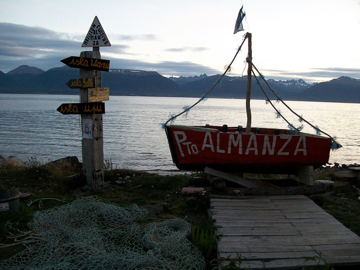 La Mesita de Almanza (Argentina). La Mesita de Almanza tọa lạc tại Tierra del Fuego – một hòn đảo ở cực nam vùng Nam Mỹ. Nó là điểm dừng chân cuối cùng trên con đường chuẩn bị thám hiểm tới Nam Cực. Khi đặt chân đến nhà hàng này, bạn sẽ được phục vụ những món ăn truyền thống Argentina vô cùng hấp dẫn.