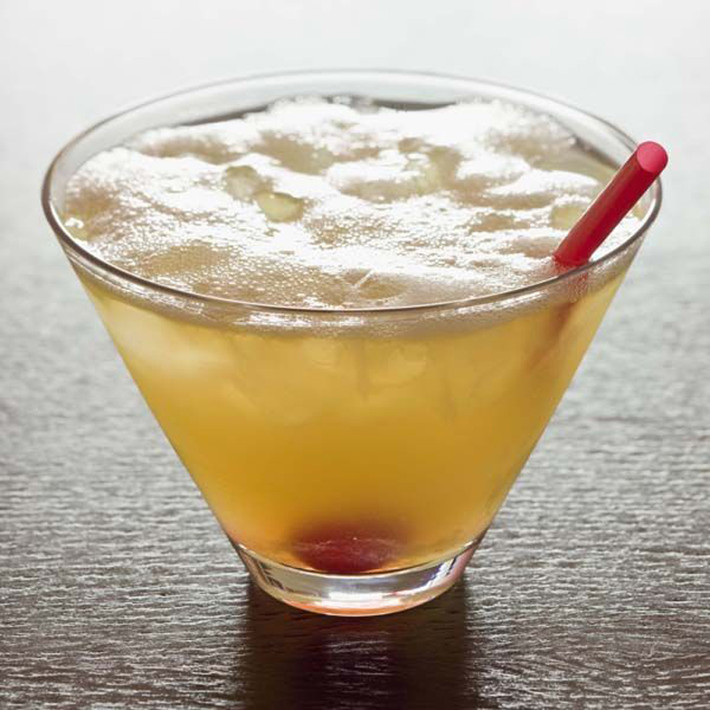 Whisky sour. Được biết đến từ thế kỷ 19. Whisky sour khiến người ta mê mệt nhờ thành phần whisky, xi rô, nước chanh tươi và lòng trắng trứng. Whisky sour vô cùng bổ dưỡng nhờ đặc tính khiến vi khuẩn không bao giờ có khả năng thâm nhập.