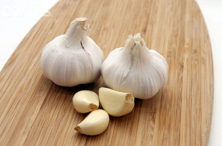 Ăn nhiều tỏi. Nhiều người e ngại với tỏi bởi sau khi ăn nó thường đọng lại mùi khó chịu. Tuy nhiên, bác sĩ khuyên nên ăn nhiều tỏi bởi chúng chứa hợp chất có khả năng tăng cường hệ miễn dịch, giảm tới 12 lần nguy cơ ung thư dạ dày.