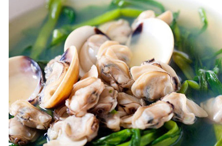Bên cạnh đó, bạn cũng có thể chiêu đãi cả nhà bằng món canh ngao rau muống.