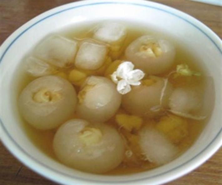 Chè sen nhãn – 13 Đinh Tiên Hoàng (20.000 đồng/bát). Chè long nhãn sương sa là một sự kết hợp đầy khéo léo và mới lạ giữa nhãn tươi và thạch sương sa, cùng một chút sữa đặc và nước cốt dừa. Chè sen nhãn mang lại cảm giác ngọt thanh, lạ miệng, ăn nhiều cũng không chán.