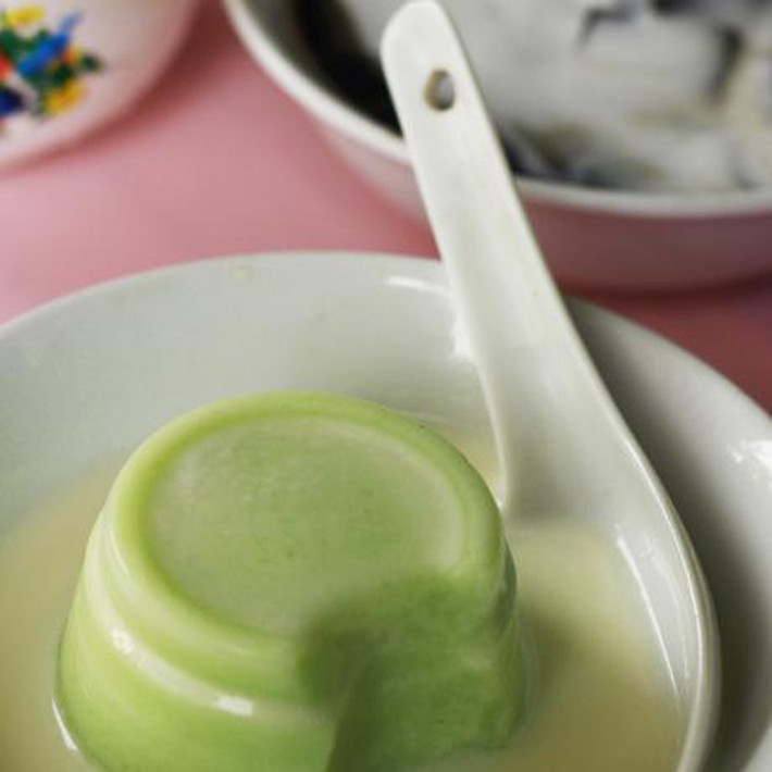 Chè bơ - 245 Xã Đàn, Đống Đa (15.000 đồng/bát). Bát chè bơ chỉ gồm một miếng thạch bơ hình trụ, màu xanh ngọc cùng với nước cốt dừa pha với sữa để ăn kèm. Trong tiết trời nắng nóng, thưởng thức miếng thạch bơ chắc nịch, béo ngậy cùng vị ngọt dìu dịu, thơm phức ít ai có thể chối từ.