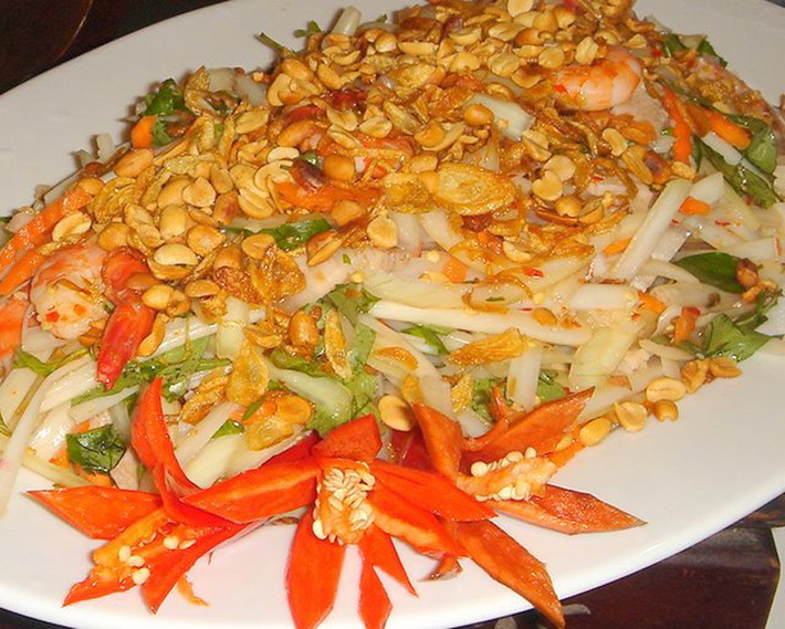 Gỏi ngó sen. Gỏi ngó sen được ưa chuộng đặc biệt vào mùa hè, khi thời tiết nóng nực. Có thể nói, bí quyết làm nên món ăn ngon chủ yếu phụ thuộc vào khả năng kết hợp mắm, giấm, chanh, ớt, tỏi… để tạo ra vị chua, cay, mặn, ngọt vừa ăn.