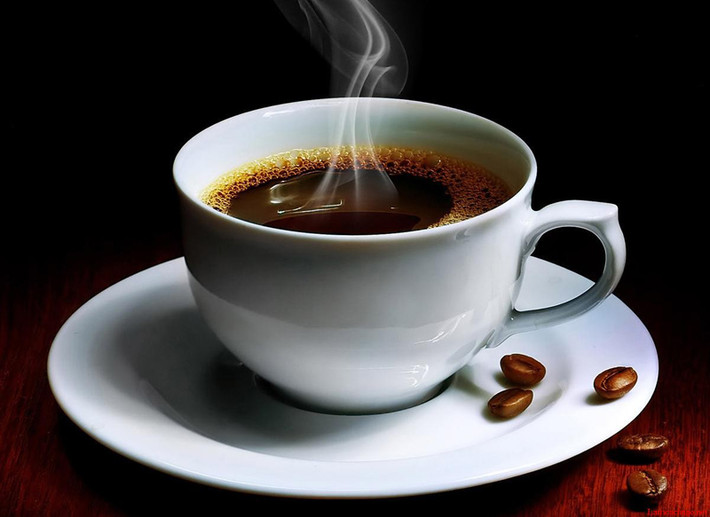 Cắt giảm lượng caffeine. Cà phê là đồ uống chứa lượng lớn caffeine. Khi đi vào cơ thể, caffeine làm tăng huyết áp gây nên các triệu chứng thiếu máu não, đột quỵ. May mắn thay, kết quả nghiên cứu bởi các nhà khoa học đến từ Đại học Tây Australia cho biết, so với trà đen, trà xanh có lượng caffeine thấp và hàm lượng chất oxy hóa khá cao.