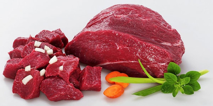 Tránh sử dụng nhiều đường, muối, thịt đỏ (thịt bò, trâu, cừu), thịt chế biến, và các thực phẩm nhiều chất béo.