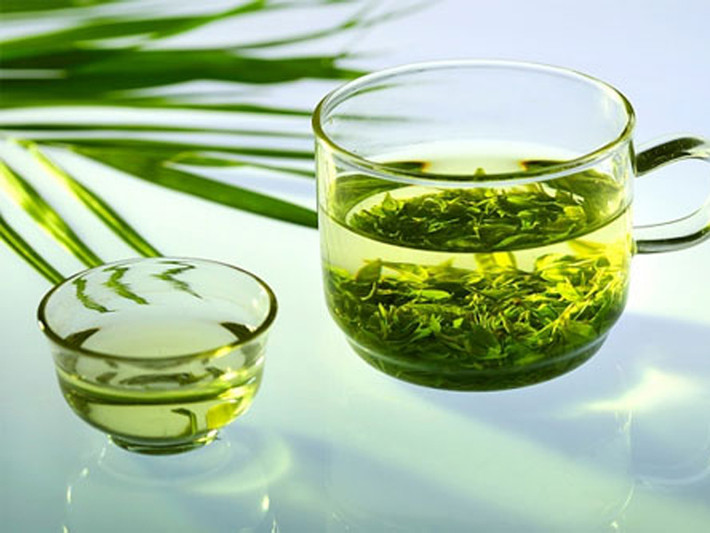 Tăng cường các chất chống oxy hóa. Các chất chống oxy hóa khi đi vào cơ thể có khả năng “dọn sạch các gốc tự do” hiệu quả; góp phần tăng cường sức khỏe tổng thể và bảo vệ các tế bào khỏi sự hư hại. Bạn có thể hấp thu lượng chất oxy hóa dồi dào từ trà xanh, cá hồi tự nhiên, ngũ cốc nguyên hạt và các loại rau họ cải.