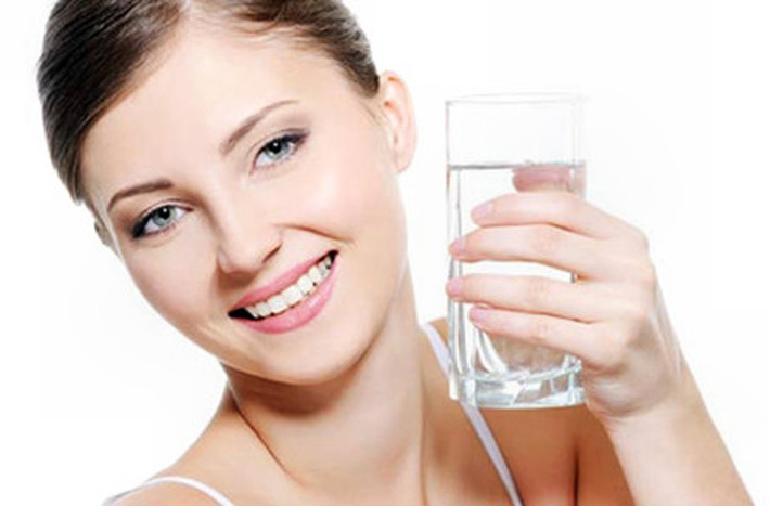 Uống nhiều nước. Uống nhiều nước có khả năng giảm nguy cơ ung thư bàng quang bằng cách làm loãng nồng độ các tác nhân gây ung thư trong nước tiểu; giúp chúng được đưa khỏi cơ thể một cách dễ dàng thông qua con đường tiểu tiện.