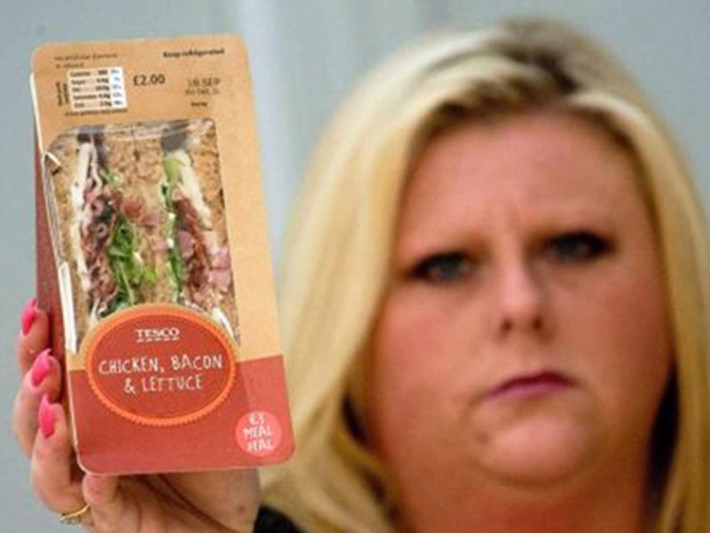 Cô Katie Crabtree sống tại Stockport (Greater Manchester, Anh) cũng từng sốc khi phát hiện con chuột chết khô trong bánh sandwich. Điều đáng nói là cô nhầm tưởng nó là một lát thịt xông khói và thưởng thức một phần cho đến khi phát hiện ra sự việc kinh hoàng.