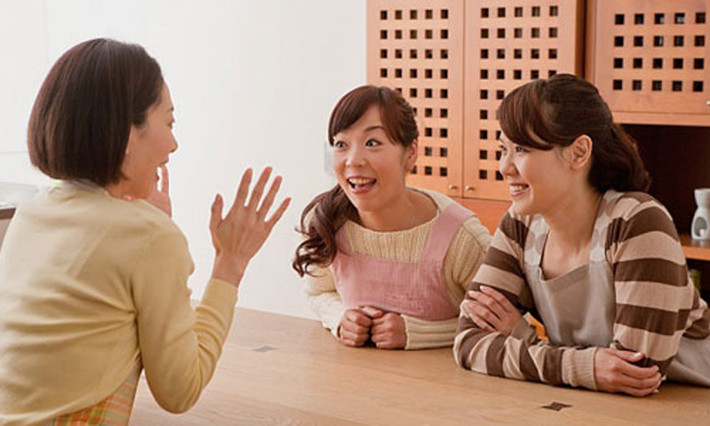 Chia sẻ thông tin có được với bạn bè. Khi thảo luận về một vấn đề, đây là cơ hội để bạn diễn đạt kiến thức thu thập được cũng như bổ sung phần hiểu sai, hiểu không đúng về thông tin đó.