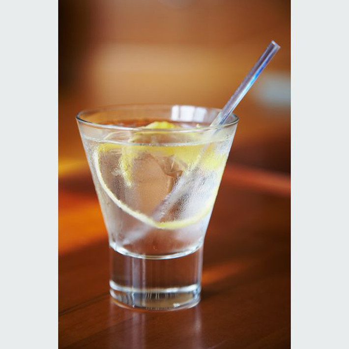 Gin - Tonic. Chìa khóa cho sự thành công của gin – tonic là sự góp mặt của các loại nước bổ dưỡng cùng với rượu gin, soda, đá và chút nước tăng lực. Nhờ đó, gin – tonic có khả năng giúp người uống sảng khoái tinh thần nhanh chóng.