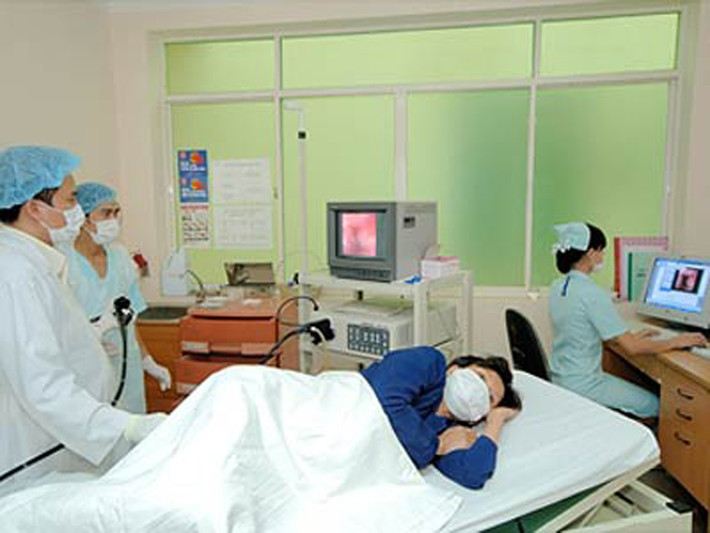 Tốt nhất, những người từ 50 tuổi trở lên nên tiến hành nội soi đại tràng. Các đối tượng có người thân từng mắc bệnh cũng nên cảnh giác, không nên đợi đến khi triệu chứng rõ ràng mới hành động, hiệu quả trị bệnh sẽ không cao.