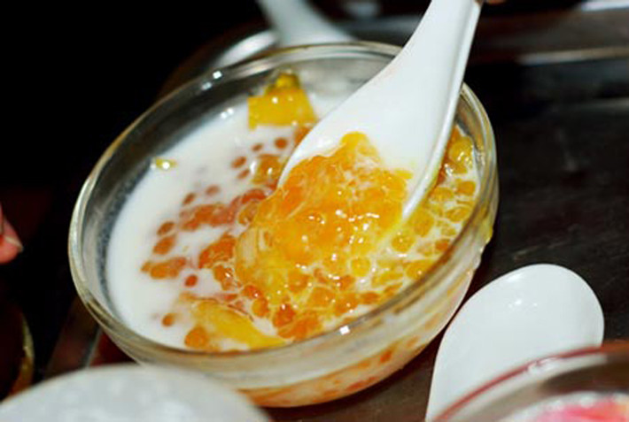 Chè mít – 31 Đào Duy Từ (15.000 đồng/bát). Chè mít có vị dai dai, ngọt ngọt kết hợp vị man mát của những hạt trân châu và lớp nước cốt dừa trắng mỏng. Ngon song chè mít được bán với giá rất bình dân, chỉ với 15.000 đồng là bạn có được bát chè đầy ụ, ăn thỏa thích.