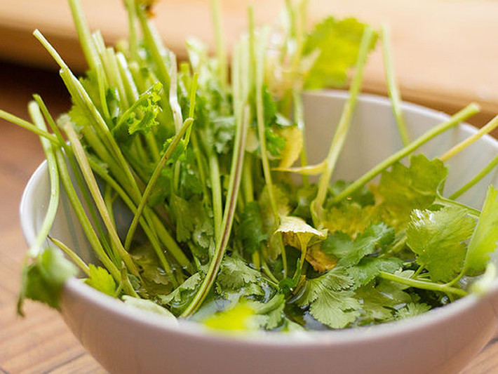 Ngâm trong nước. Cho rau vào ngâm với nước lạnh khoảng 5 – 10 phút. Việc ngâm nước không chỉ giúp rau hấp thu lượng nước cần thiết mà còn góp phần loại bỏ bụi bẩn cũng như các lá bị dập nát trước đó.