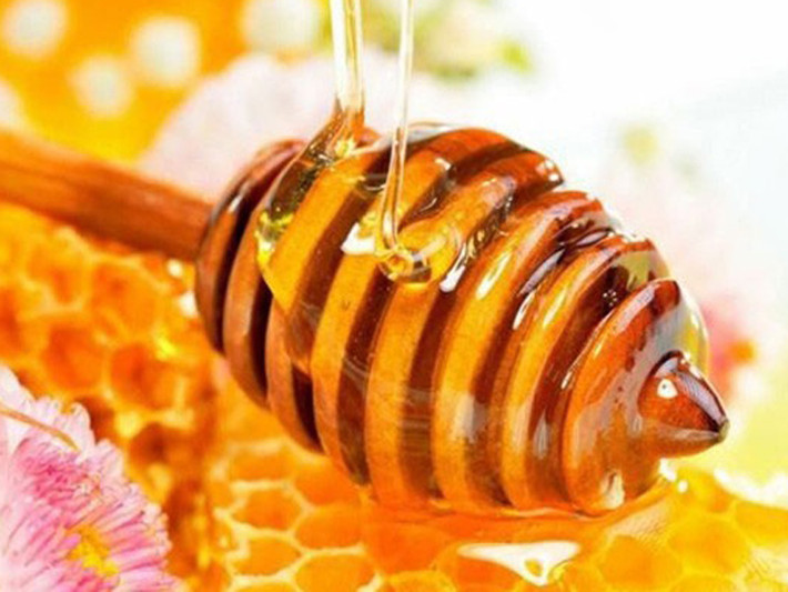 Trị bỏng. Nếu bị bỏng hay xuất hiện các vết trầy xước, bạn hãy lấy mật ong để thoa nhẹ lên vùng da này. Vết thương sẽ chóng lành, không mang lại cảm giác đau rát hay sưng tấy.