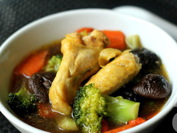 Canh gà nấu nấm hương. Không chỉ thơm ngon, dễ nuốt, canh gà nấu nấm hương còn giúp bạn nhanh chóng phục hồi khi cơ thể mệt mỏi, sức đề kháng giảm sút.