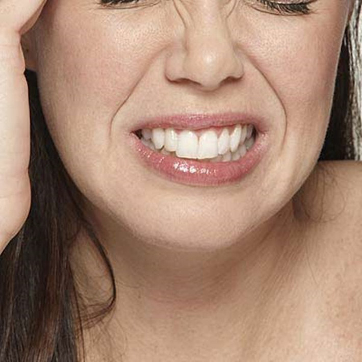 Nghiến răng. Đôi khi, nghiến răng đơn giản xuất phát từ việc hàm răng của bạn mọc lệch. Tuy nhiên, những người trong trạng thái căng thẳng thần kinh, tức giận thái quá, thiếu hụt chất dinh dưỡng, mất nước hoặc lạm dụng thuốc cũng dễ có tật nghiến răng.