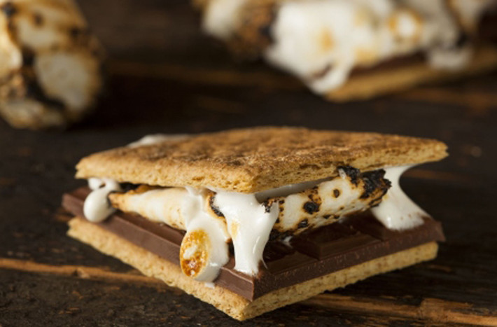 S'mores. Không ai biết được cha đẻ của món ăn này, người ta chỉ biết Girl Scouts là người đầu tiên ghi lại công thức s’mores mà thôi. Công thức s’mores được lưu trong cuốn “Tramping and Trailing with the Girl Scouts” năm 1972.