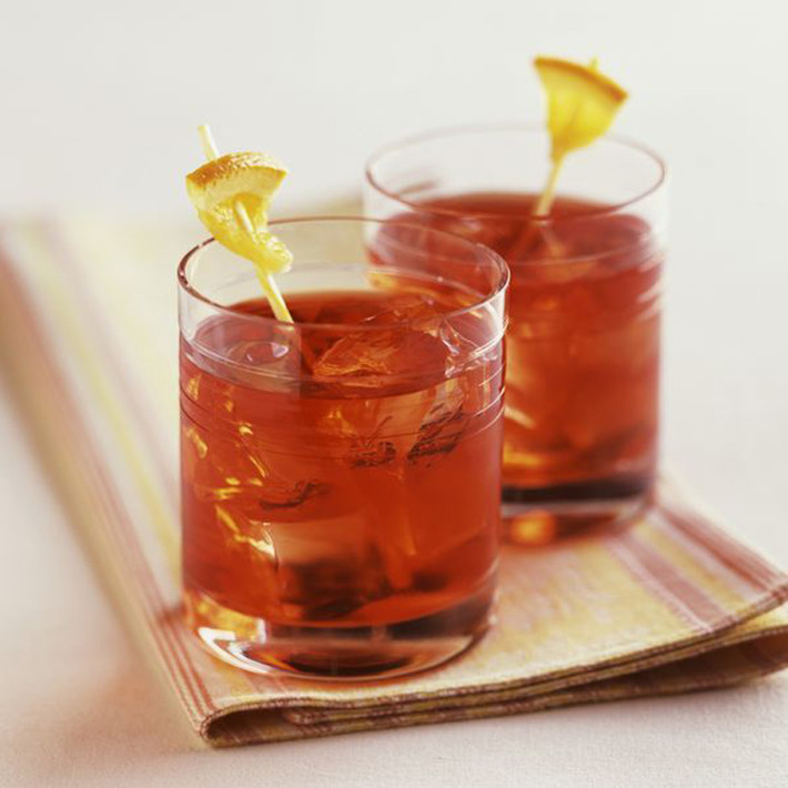 Negroni. Từng xuất hiện hơn 100 năm trước song nhờ sự tinh tế của mình, negroni đang có dấu hiệu “tái sinh”. Cocktail được chế từ rượu gin, vermouth ngọt và campari cùng đá lắc đều.