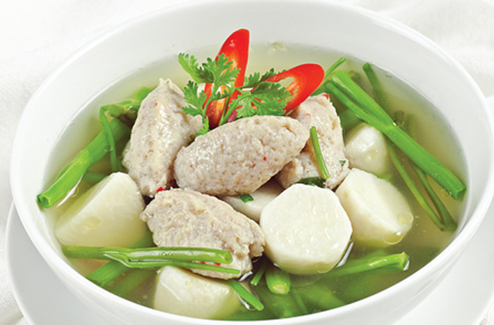 Hoặc món canh rau muống ninh khoai sọ cho những ngày mát trời.