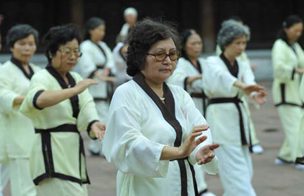 Với đối tượng người cao tuổi, các bài tập như đi bộ, khí công, dưỡng sinh, yoga, thái cực quyền, luyện thở để cung cấp thêm dưỡng khí cho não cũng như toàn thân, thư giãn và thiền định khá phù hợp, nên thực hiện thường xuyên.