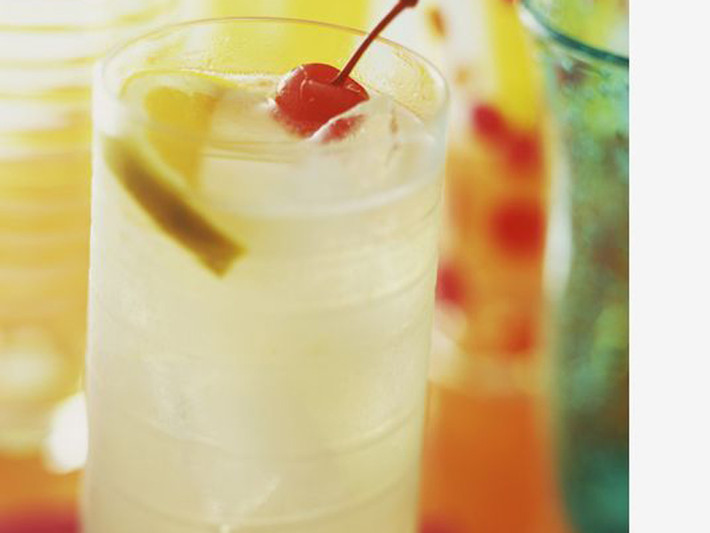 Tom Collins. Người uống không ấn tượng mạnh với tom collins nếu chỉ nhìn thoáng qua cách trang trí đơn giản bằng một lát cam và dâu tây. Tuy nhiên, khi thưởng thức, tom collins sẽ “ghi điểm” bằng vị mát lạnh, thơm ngon đặc biệt từ rượu gin, xi rô và nước cốt chanh.