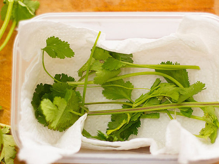 Trường hợp muốn bảo quản lâu hơn, bạn cũng thực hiện cắt bỏ rễ, ngâm rau, để ráo và quấn trong lớp khăn giấy ẩm như ở phương pháp trên.