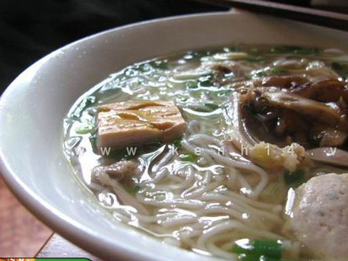 Bún gà mọc. Điểm nhấn của món ăn chính là những viên mọc căng đầy làm từ thịt và nấm hương. Mọc gà đạt “chuẩn” dù ngâm trong nước dùng bao lâu cũng không bở, thịt ngọt; khi ăn, vị ngọt ngào lan tỏa khắp khoang miệng cùng với mùi thơm tho, dễ chịu khó cưỡng.