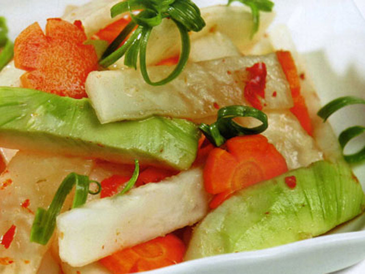 Su hào muối. Để có được đĩa su hào muối giòn tan, các bà nội trợ cần gọt vỏ su hào, rửa sạch, xắt thành những miếng hình chữ nhật vừa vặn muối với dấm, đường, tỏi, ớt. Su hào muối theo cách này ăn giòn, có vị chua thanh, thêm cay cay vị ớt cùng mùi thơm đặc trưng của tỏi.