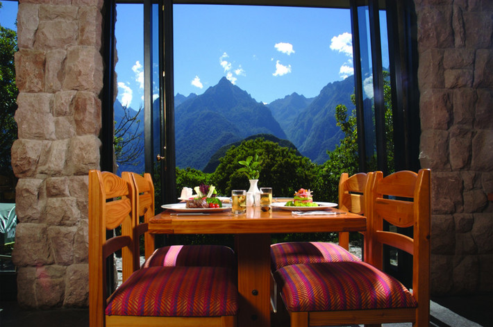 Nhà hàng Tampu (Peru). Dù bạn có thể tiếp cận nhà hàng bằng một chuyến xe bus hoặc một chuyến xe lửa song khó khăn nhất, cũng là thú vị nhất vẫn là vượt qua con đường mòn nổi tiếng. Để thưởng thức món ăn tại Tampu, bạn phải mất 2 – 4 ngày đi bộ và đặt chỗ trước 1 tháng. Việc chinh phục con đường một mình hoặc theo nhóm nhỏ đều không được phép. Bạn bắt buộc phải đi theo chương trình của công ty du lịch.