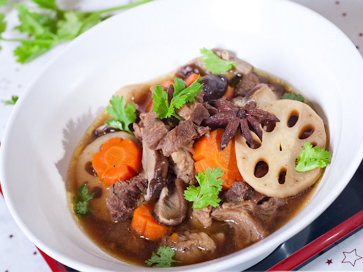 Hoặc món bò hầm củ sen thơm ngon khó cưỡng.