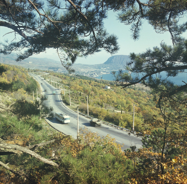 Xe bus chạy trên tuyến đường Simferopol-Yalta yên bình, êm ả.