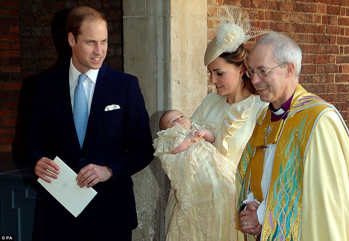 Vợ chồng William-Kate bồng Hoàng tử nhỏ George đứng bên cạnh Tổng Giám mục Canterbury là Giám mục trưởng, Giám mục Giáo hạt Canterbury, người đứng đầu Giáo hội Anh, Justin Welby - người sẽ đảm nhận việc làm lễ rửa tội và đặt tên thánh cho vị vua tương lai của vương quốc