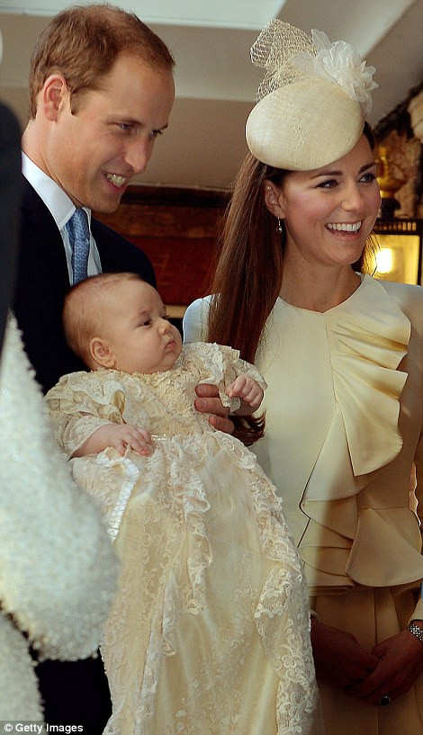 Ông bố William và bà mẹ Kate cười hạnh phúc, mãn nguyện trong lễ rửa tội của con trai đầu lòng