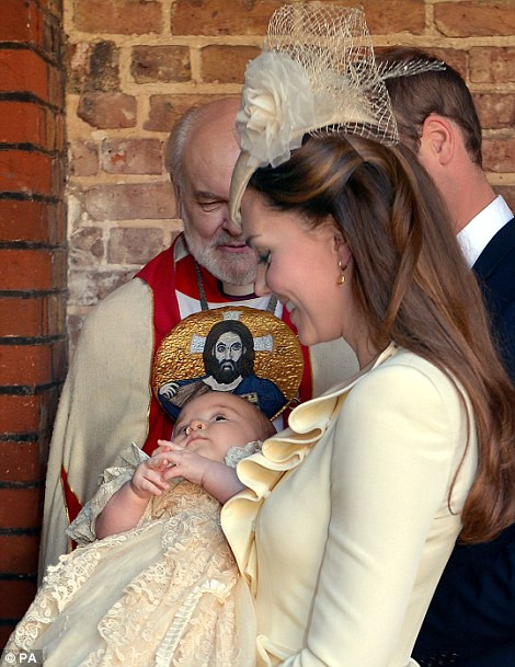 Bà mẹ hiền Kate nhìn con trai âu yếm. Bên cạnh Công nương Kate là Giám mục của London, Richard Chartres cũng tham dự lễ rửa tội của Hoàng tử George