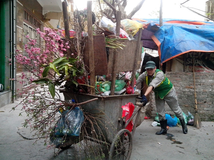 Còn đối với những người công nhân vệ sinh môi trường, năm nào cũng vậy, mỗi dịp sau Tết là nỗi "cực hình" với họ. Anh Trần Đức Tuấn, người đã có thâm niên công tác 7 năm trong nghề chia sẻ: " Năm nào sau Tết cũng vậy, đào quất là cứ chất đầy xe, nặng thì chẳng là bao nhưng rất cồng kềnh, cản trở giao thông. Đặc biệt, năm nay thời tiết nóng bức, dân mình vứt đào sớm, khiến chúng tôi trong mấy ngày Tết phải đi sớm về muộn".